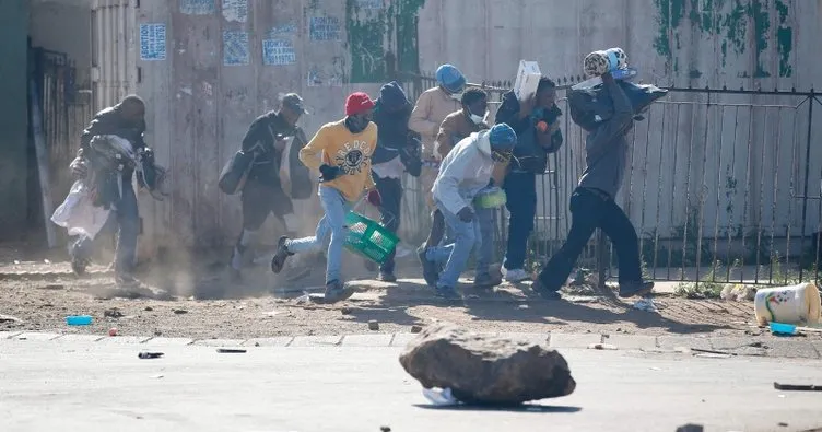 Güney Afrika’da şiddetli protestolar devam ediyor! Yağmalama başladı