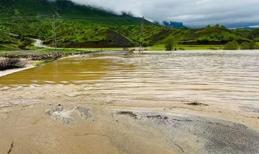 Şemdinli-Derecik karayolu sel nedeniyle ulaşıma kapandı