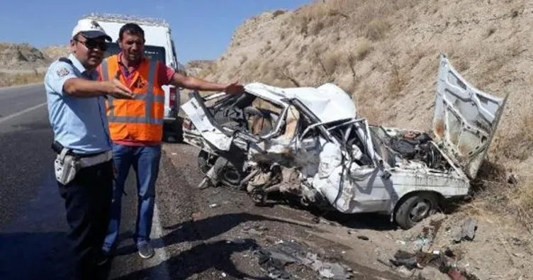 Kahta’da servis minibüsü ile çarpışan otomobilin sürücüsü öldü