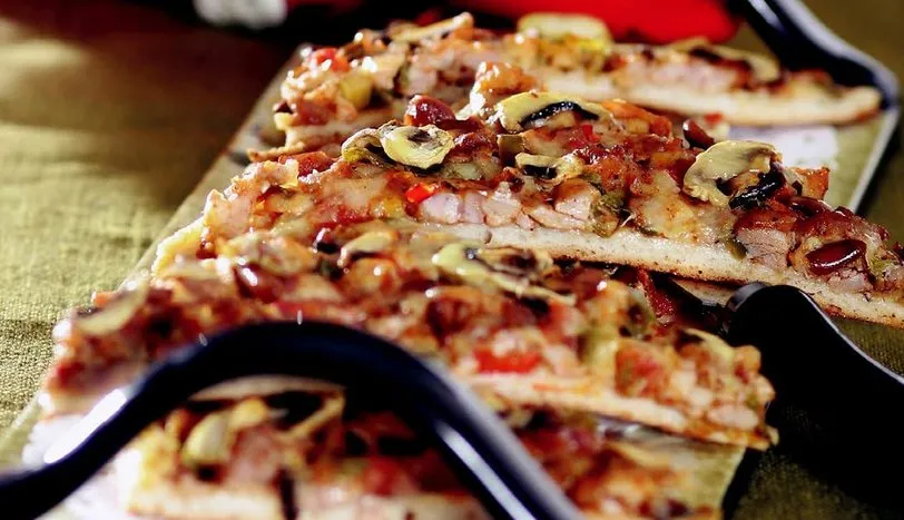 Tavuklu Pizza Tarifi BöreklerÇörekler ve Poğaçalar Sofra