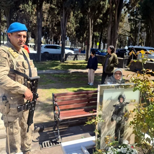 bayram-oncesi-sehitler-unutulmadi-bayram-arifesinde-mezarliklar-ziyaretcilerle-doldu-askerler-sehitlikte-saygi-1743255661609.jpg