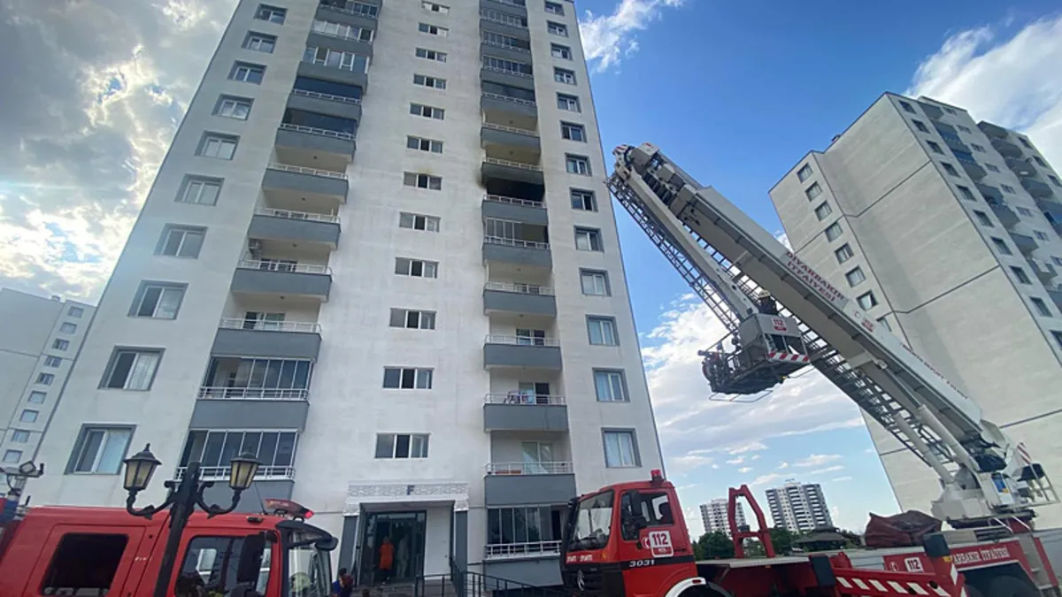 Diyarbakır'da bir apartmanın 7. katındaki dairede çıkan yangın söndürülüyor.