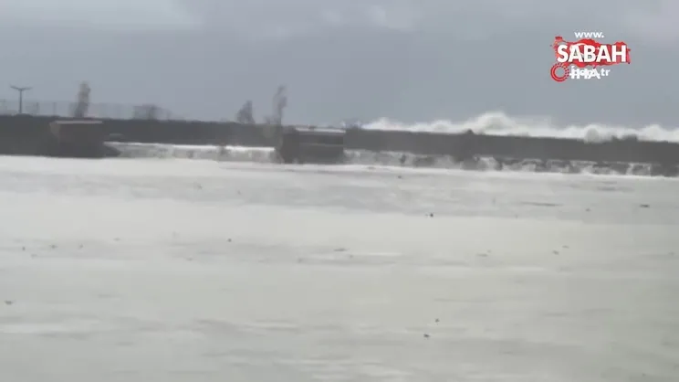 Dev dalgalar askerlerin kaldığı konteynerleri denize sürükledi: 6 asker kurtarıldı, 2 yaralı