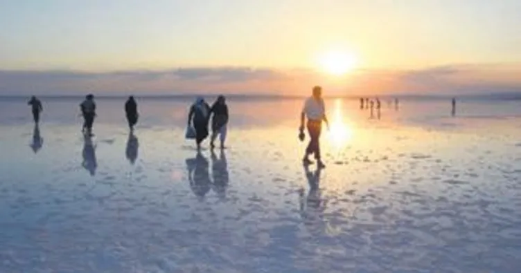 Tuz Gölü’ne günbatımı akını