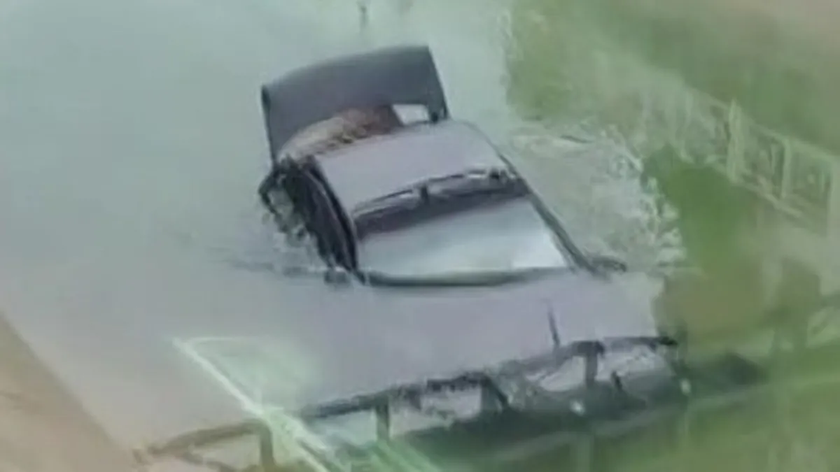 Adana’da kontrolden çıkan otomobil sulama kanalına düştü Adana’da kontrolden çıkan otomobil sulama kanalına düştü