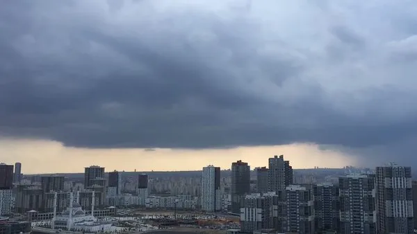 İstanbul'da gökyüzünde inanılmaz anlar! Yağış bulutlardan yeryüzüne böyle indi...