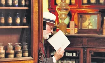 Kütüphanesini taşıyan adam