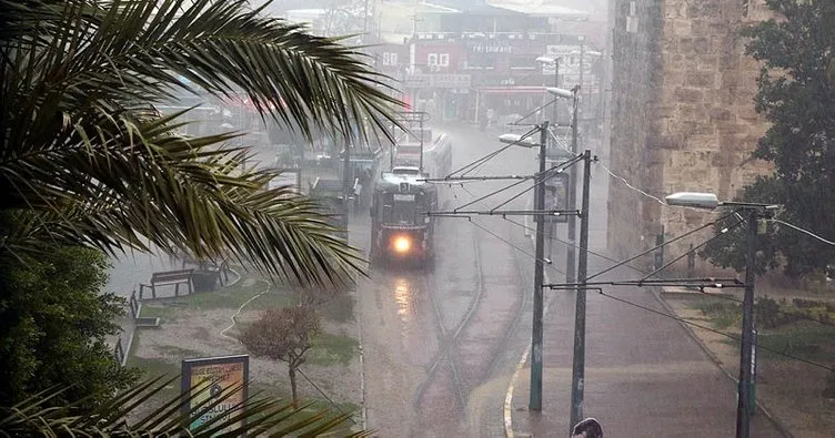 Antalya’da sağanak yağmur ve dolu yağışı
