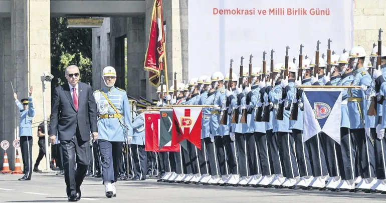 On yıl önce olduğu gibi tek yüreğiz