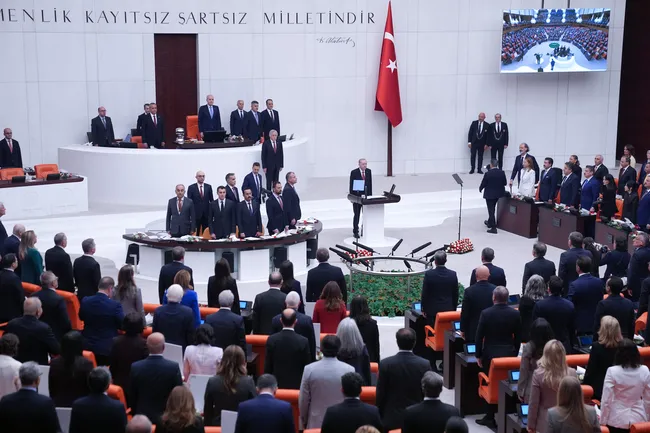 son-dakika-yeni-partiden-genel-kurulda-skandal-tavir-ayaga-kalkmadilar-salonu-terk-ettiler-1790855266179.jpg SON DAKİKA… Yeni Parti’den Genel Kurul’da skandal tavır! Ayağa kalkmadılar salonu terk ettiler