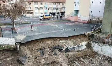 İstanbul’da bir okulun bahçe duvarı çöktü