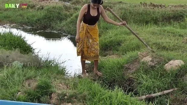 Genç kadından ilginç balık avlama yöntemi! Onlarcasını böyle tuzağa düşürdü: İşte o görüntüler