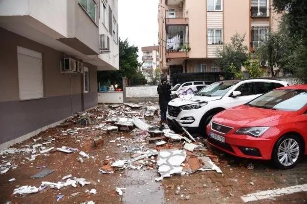 Son dakika haberi | Meteoroloji uyarmıştı: Antalya’dan korkunç görüntüler geliyor: Eve yıldırım düştü zannettik!