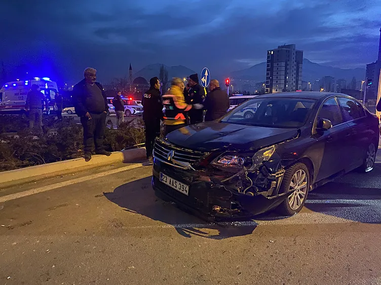 Kayseri’de otomobil ile motosiklet çarpıştı: 4 yaralı!