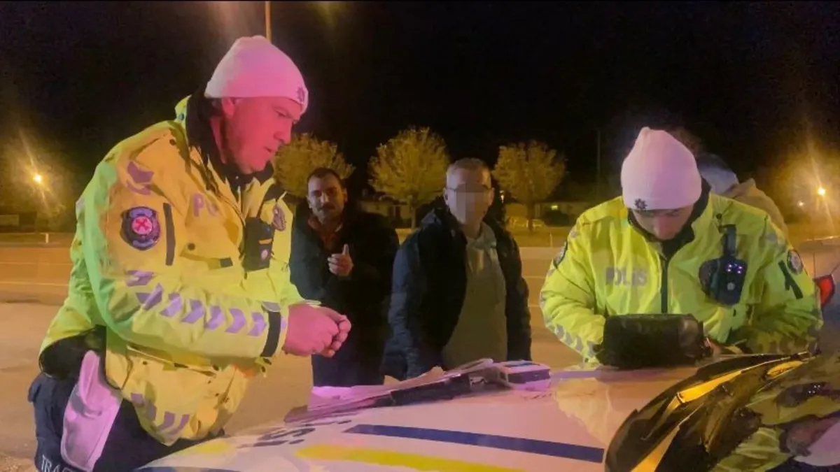 Otomobilin sürücüsü alkollü çıktı: Yolcudan gazetecilere akılalmaz çıkış! 'Haberin konusu nedir?' Otomobilin sürücüsü alkollü çıktı: Yolcudan gazetecilere akılalmaz çıkış! 'Haberin konusu nedir?'