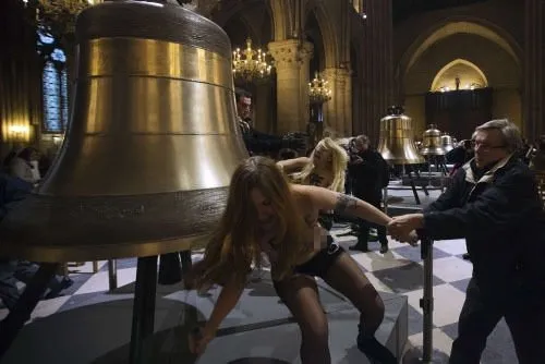 FEMEN kızları kilise bastı!