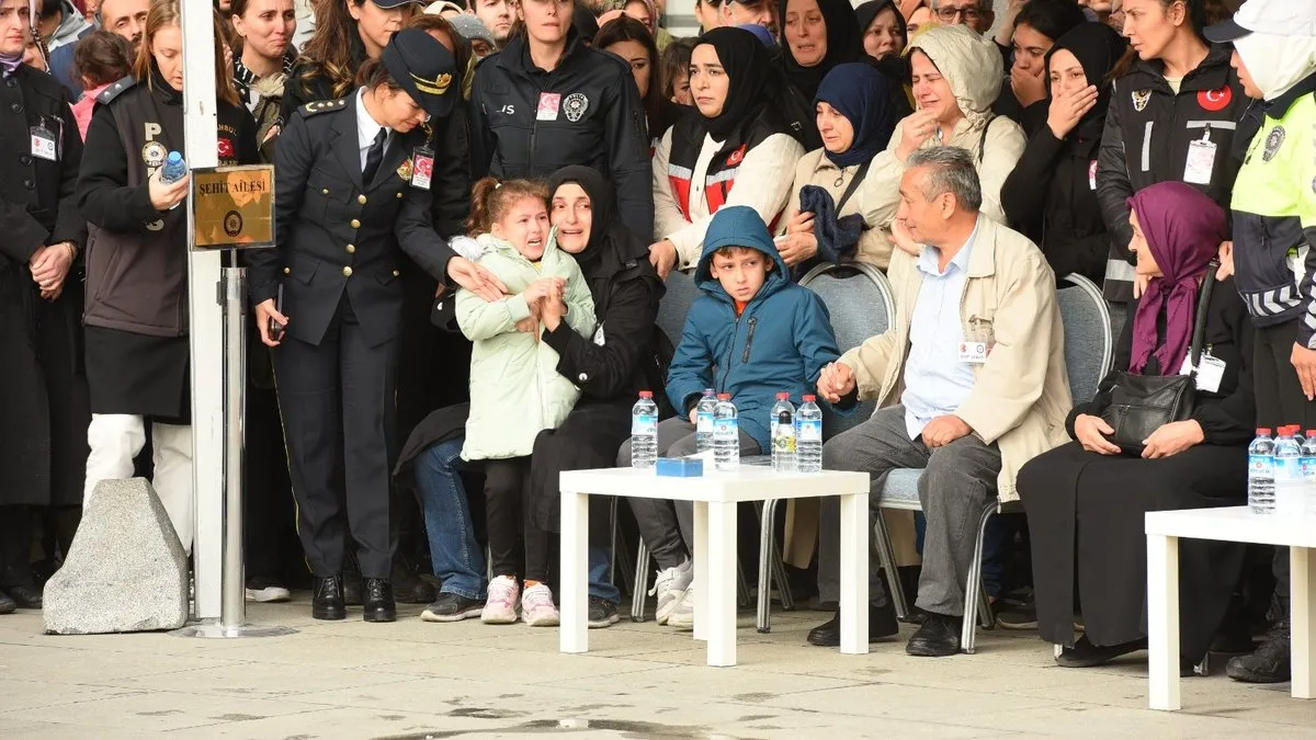 İETT otobüsü kazasında şehit olan polis memuruna acı veda: 'Baba' diyerek ağladı...