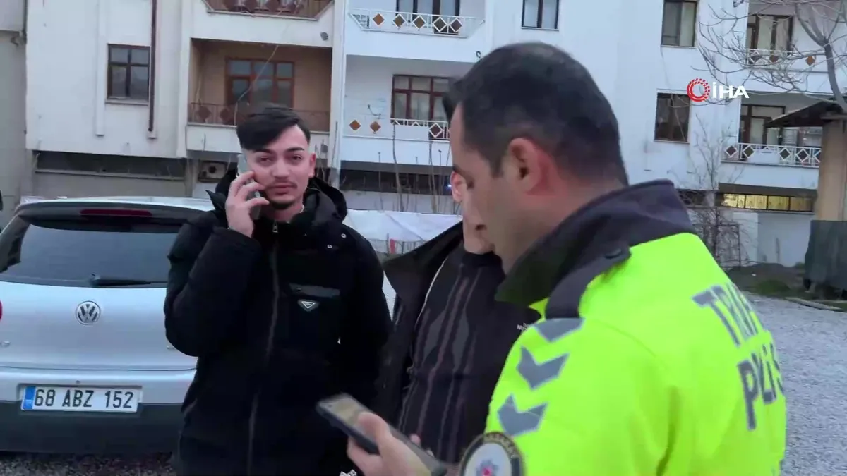 Kazaya yapınca plakaları söküp kaçtı ama polisten kaçamadı | Video videosunu izle Kazaya yapınca plakaları söküp kaçtı ama polisten kaçamadı | Video videosunu izle