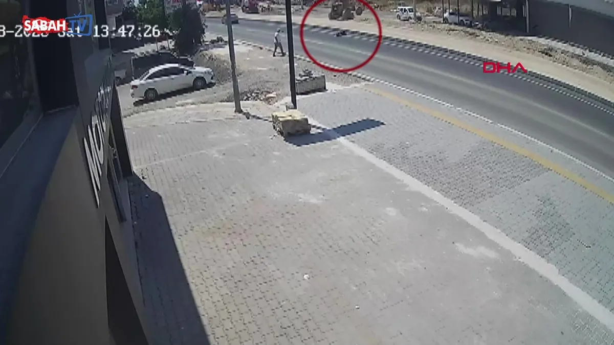 Kamyonetin çarptığı yaya ağır yaralandı: Sürücü ise 16 yaşında! Kaza anı kamerada videosunu izle Kamyonetin çarptığı yaya ağır yaralandı: Sürücü ise 16 yaşında! Kaza anı kamerada videosunu izle