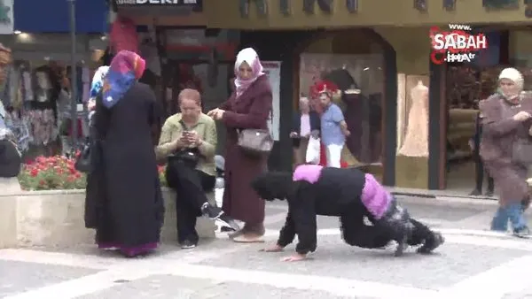 Kadınlara şiddeti karınca kostümü giyerek protesto eden vatandaş saldırıya uğradı!