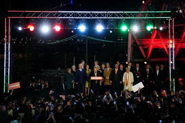 6li-ittifak-macaristandaki-secimde-sandiga-gomuldu-1649128460049.jpg Victor Orban'dan tarihe geçen konuşma! 6’lı ittifak Macaristan’daki seçimde sandığa gömüldü