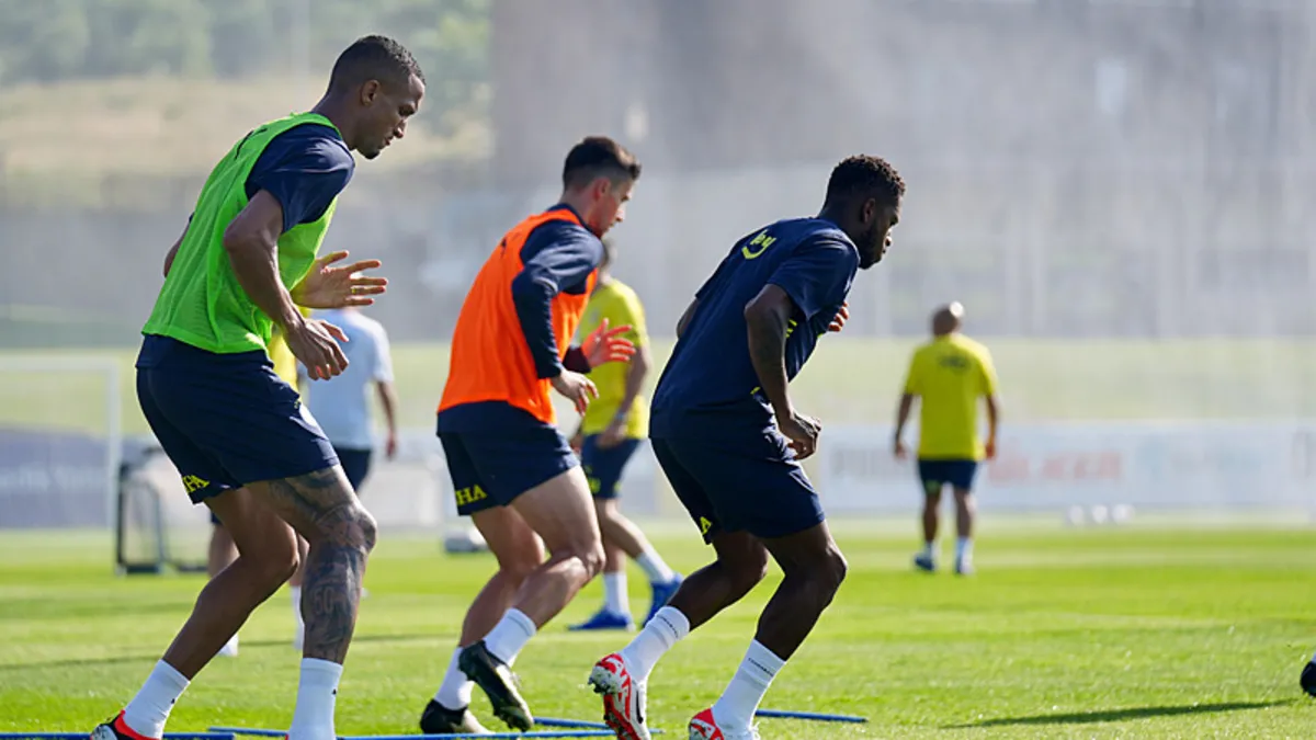 Fenerbahçe, çalışmalarını taraftara açık idmanla sürdürdü