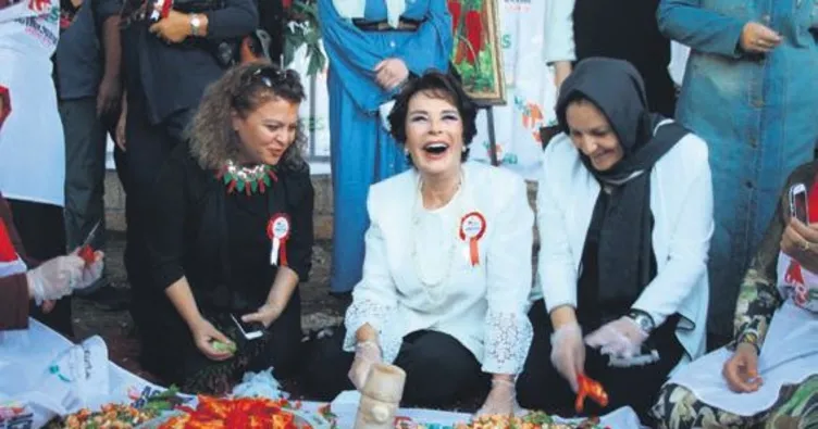 Hülya Koçyiğit çiğköfte yoğurdu halay çekti