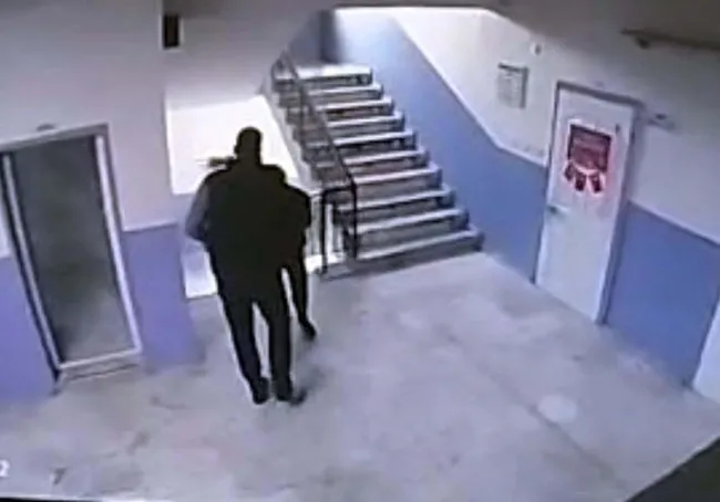 son-dakika-manisada-13-yasindaki-otizmli-ogrencisini-merdivenlerden-itmisti-o-okul-muduru-hakkinda-yeni-gelism-1767176294786.jpg