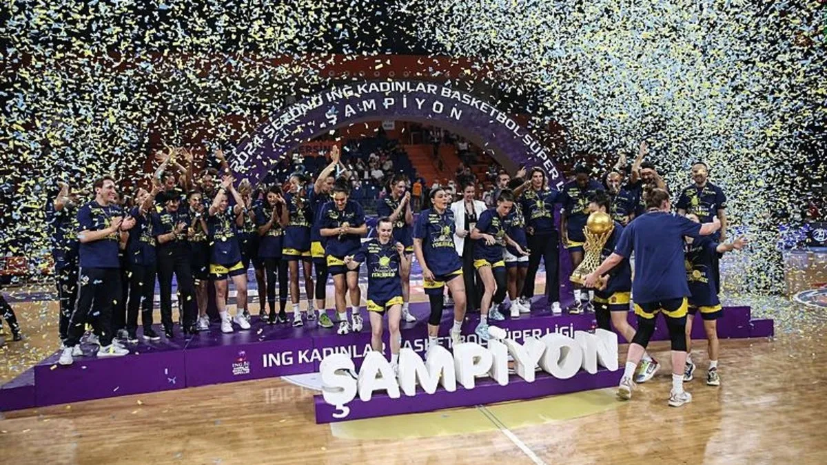 ING Kadınlar Basketbol Süper Ligi şampiyonu Fenerbahçe kupasını aldı