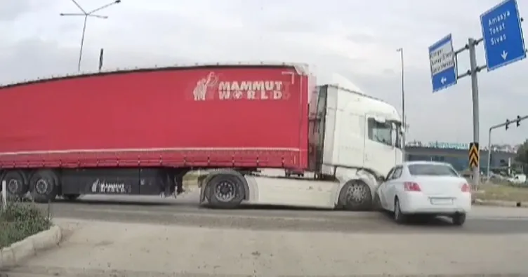 Kırmızı ışıkta kavşağa dalan tır otomobile böyle çarptı: 2 yaralı