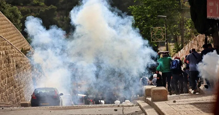 Son dakika haberi: İsrail polisi yeniden Mescid-i Aksa’daki cemaate saldırdı