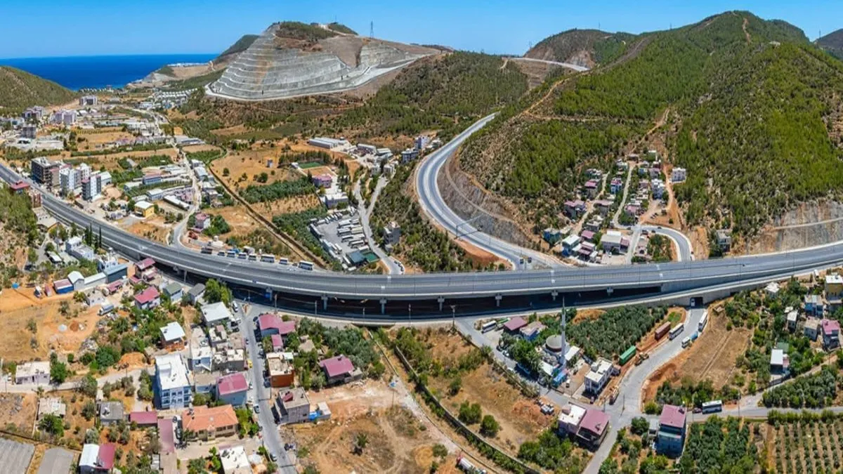 Akdeniz sahil yolunun Yeşilovacık–Aydıncık kesimi hizmete açıldı Akdeniz sahil yolunun Yeşilovacık–Aydıncık kesimi hizmete açıldı