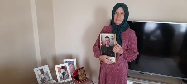 sehit-annesi-bir-oglunu-sehit-verdi-6-cocugun-koruyucu-annesi-oldu-1666965138180.jpg