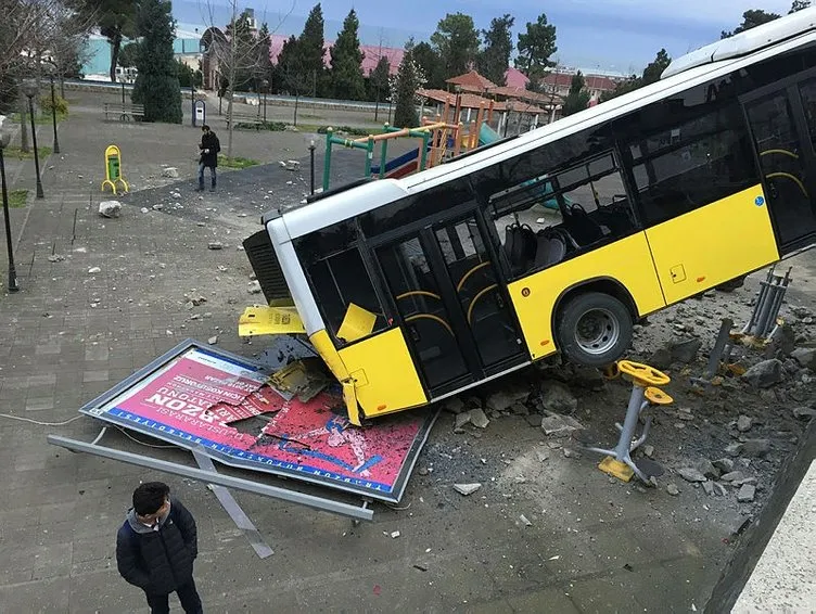 Rampada bırakılan belediye otobüsü kayarak çocuk parkına düştü