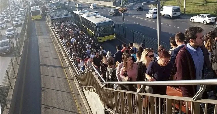 İstanbul’da metro ve metrobüs duraklarında TEKNOFEST yoğunluğu