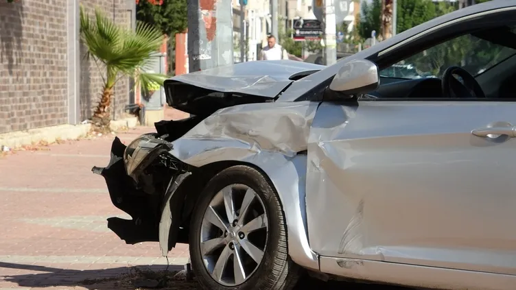 Antalya’da iki otomobil çarpıştı: Şoka uğrayan kadın ağlama krizine girdi!
