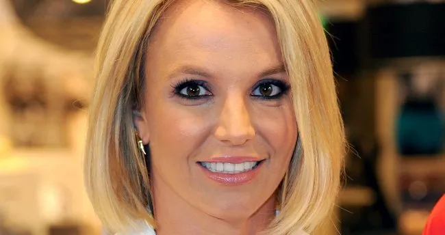 Britney Spears elbisesinin azizliğine uğradı