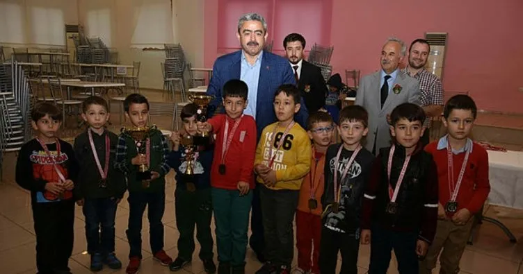 Satranç şampiyonlarının ödülleri Başkan Alıcık’tan