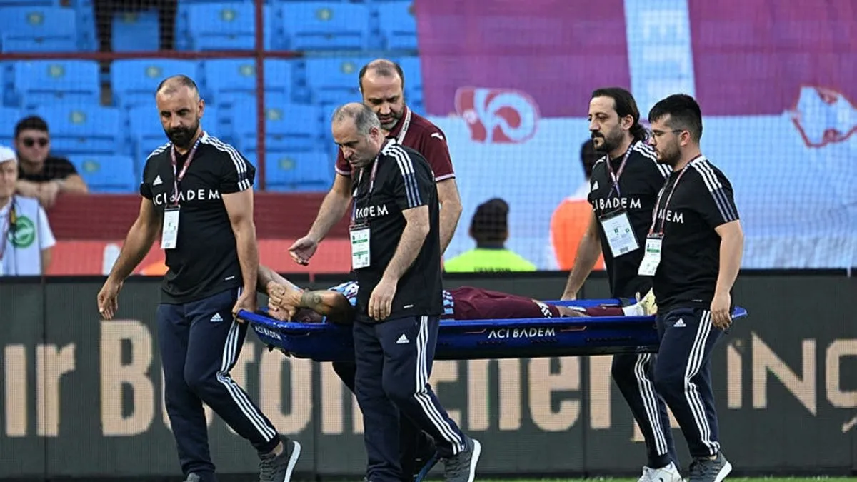 Ozan Tufan, koltuk değnekleriyle sahadan ayrıldı