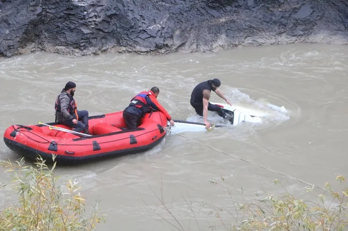 hakkari-zap-suyuna-yuvarlanan-kamyonetteki-4-kisi-botlarla-kurtarildi-1763301798044.jpg