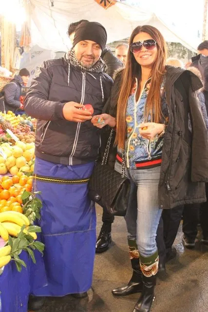 Ebru Polat semt pazarında, servet değerinde kıyafetle dikkatleri üzerine çekti!