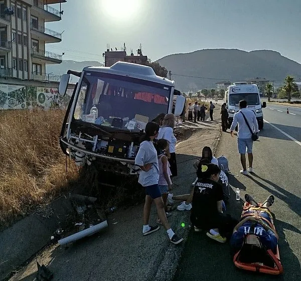 antalya-midibus-sarampole-dustu-9-yarali-1755779072245.jpeg