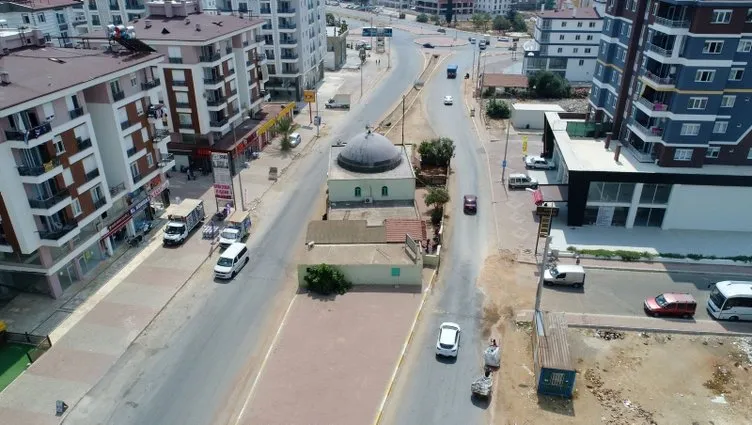 İki yolun ortasında kalan cami dikkat çekiyor