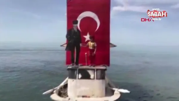Küçük Tuğçe ve babası, tekneyla karaya çıkıp 19 Mayıs'ı kutladı | Video