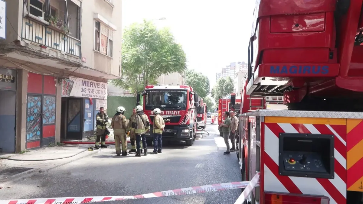 Kadıköy’de korkutan yangına itfaiye yetişti Kadıköy’de korkutan yangına itfaiye yetişti