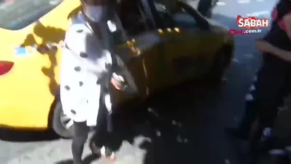 Yolcu maskeyi yere böyle fırlattı! Beyoğlu'nda maskesiz yolcu alan taksici ceza kesilince polise tepki gösterdi! | Video