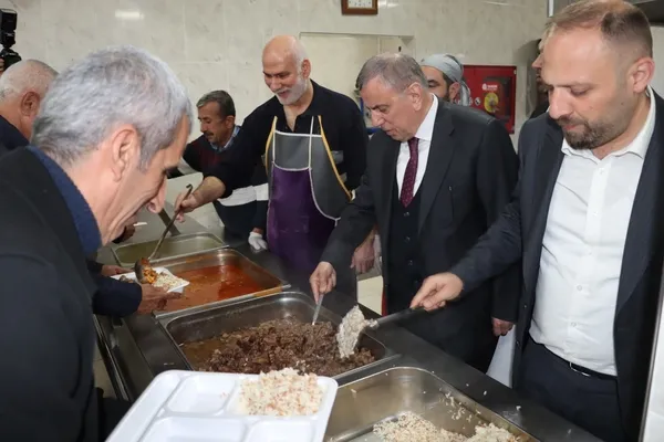 baskan-sahin-belediye-calisanlariyla-iftarda-bulustu-1711028869976.jpg