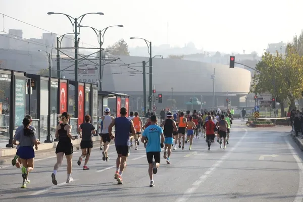gazi-yari-maratonu-ve-halk-kosusu-16-bin-300-kisi-sehitler-icin-kostu-1702805611642.jpg