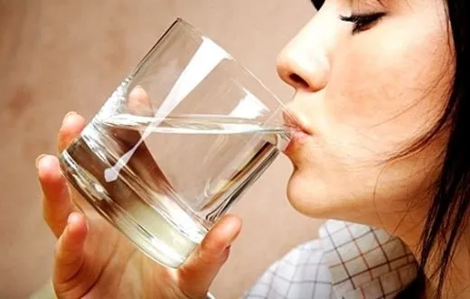 Aç karnına sıcak tuzlu su içmenin inanılmaz faydaları