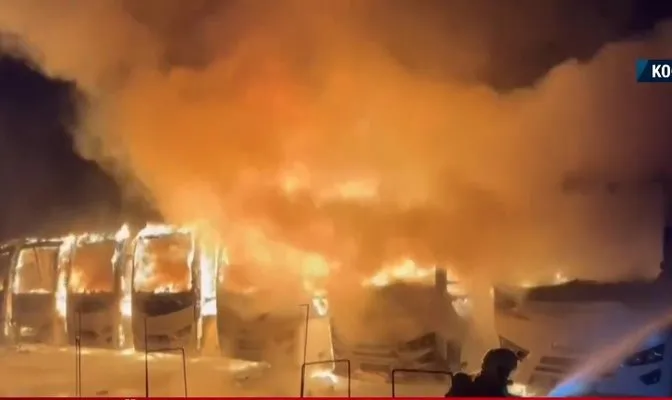 Kocaeli’de oto servisinde yangın çıktı! 15 otobüs alev alev yandı